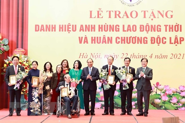 Chủ tịch nước Nguyễn Xuân Phúc tặng chân dung Chủ tịch Hồ Chí Minh cho đại diện gia đình và các cá nhân tại buổi lễ.