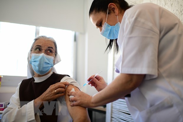 Nhân viên y tế tiêm vắcxin phòng bệnh COVID-19 cho người dân tại Tel Aviv, Israel, ngày 9/2/2021.