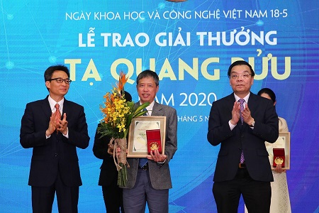 Phó Thủ tướng Vũ Đức Đam trao Giải thưởng Tạ Quang Bửu năm 2020 cho PGS.TS Phạm Tiến Sơn.