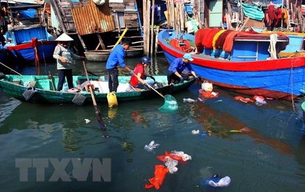 Thu gom rác thải nhựa trên vùng biển xóm Nhà Rầm, phường Hải Cảng, thành phố Quy Nhơn, tỉnh Bình Định.