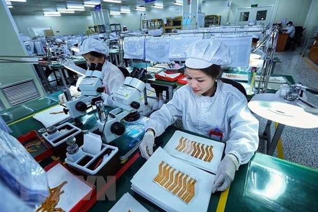 Từng bước ứng dụng mạnh mẽ khoa học, công nghệ và đổi mới sáng tạo. Công nghiệp chế biến, chế tạo chiếm tỷ trọng ngày càng cao. Trong ảnh: Sản xuất bảng mạch điện tử tại Công ty Trách nhiệm hữu hạn Synopex Vina2, vốn đầu tư của Hàn Quốc tại Khu công nghiệp Yên Phong (Bắc Ninh).