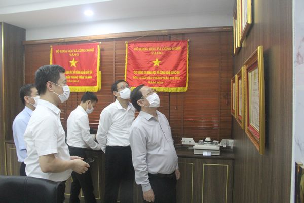 Bộ trưởng Huỳnh Thành Đạt và Thứ trưởng Lê Xuân Định tham quan Phòng truyền thống của Cục Thông tin KH&CN quốc gia.