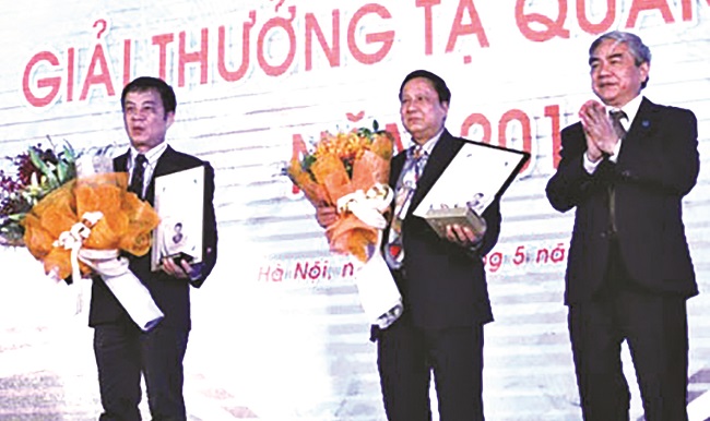 Hai nhà khoa học đầu tiên được trao giải thưởng Tạ Quang Bửu là giáo sư Nguyễn Hữu Việt Hưng (bìa trái) và phó giáo sư Nguyễn Bá Ân (giữa).