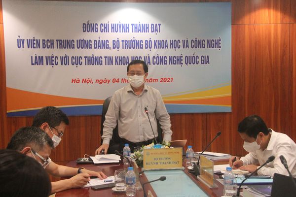 Bộ trưởng Huỳnh Thành Đạt phát biểu chỉ đạo tại buổi làm việc.