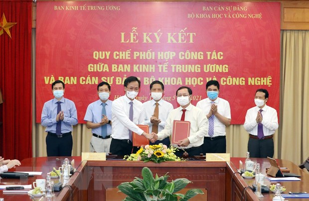 Ông Nguyễn Hữu Nghĩa, Phó Trưởng Ban Kinh tế Trung ương (bên trái) và ông Huỳnh Thành Đạt, Bộ trưởng Bộ Khoa học và Công nghệ tại lễ ký Quy chế phối hợp công tác.