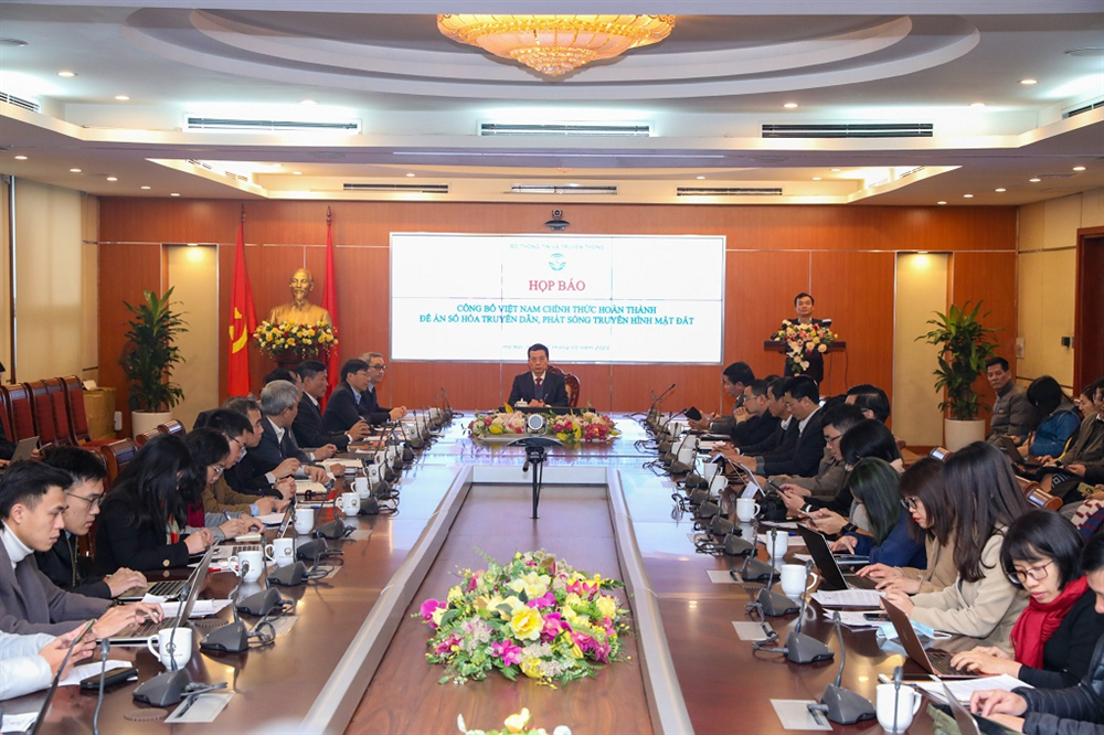 Bộ trưởng Nguyễn Mạnh Hùng phát biểu tại buổi họp báo.