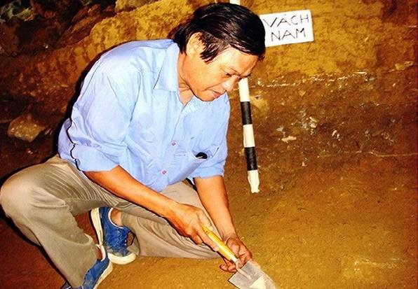 Các nhà khảo cổ thám sát hang động Loong Cha, huyện Chiêm Hóa.