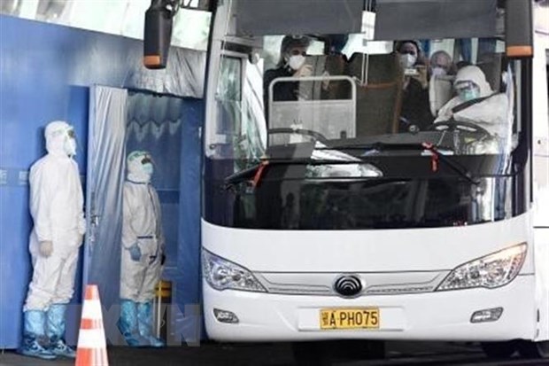Xe buýt chở các chuyên gia thuộc phái đoàn điều tra của WHO sau khi họ tới Vũ Hán, Trung Quốc, ngày 14/1. 