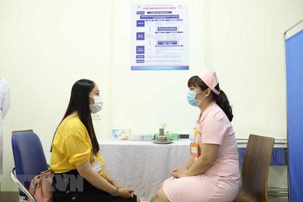 Tư vấn cho tình nguyện viên đầu tiên tham gia tiêm thử nghiệm vaccine COVIVAC.