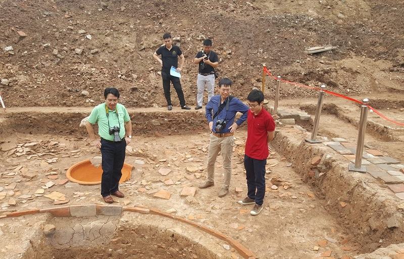 Các đại biểu tìm hiểu các hố khai quật tại khu vực điện Kính Thiên.