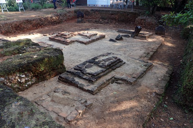 Một phần nền móng tháp Chăm được phát lộ tại Di chỉ khảo cổ Chăm Phong Lệ.