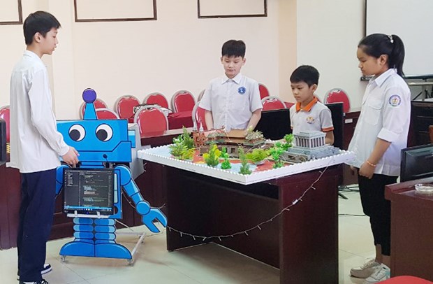 Robot hướng dẫn viên du lịch - phần mềm sáng tạo của học sinh Hà Nội