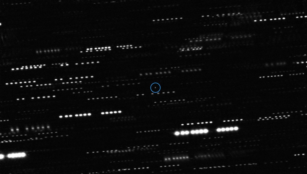 ‘Oumuamua ở trung tâm của ảnh phơi sáng lâu. Các sao nền xung quanh bị mờ do kính thiên văn cần di chuyển để theo dõi vật thể này. Credit: ESO/K. Meech et al.