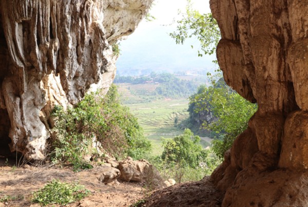 Cửa hang Thẳm Tâu.