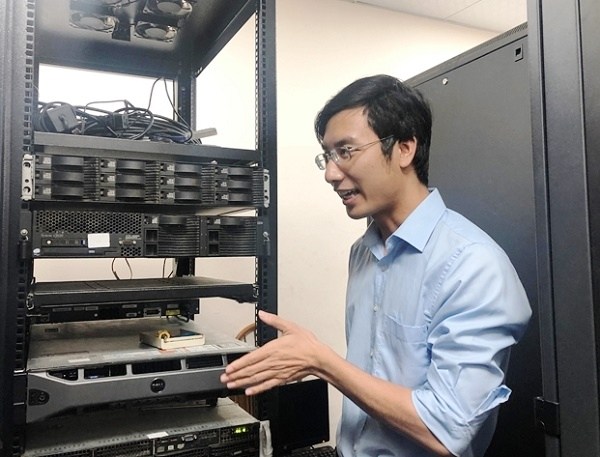 TS. Bùi Minh Tuân giới thiệu về đề tài nghiên cứu được sự hỗ trợ của trang thiết bị hiện đại của Trường Đại học Khoa học Tự nhiên.