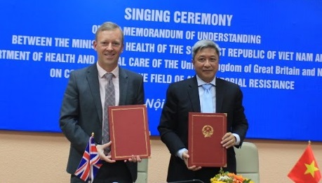 Thứ trưởng Bộ Y tế Nguyễn Trường Sơn và Đại sứ Vương quốc Anh Gareth Ward thay mặt Bộ Y tế hai nước ký Bản ghi nhớ hợp tác trong lĩnh vực kháng kháng sinh.