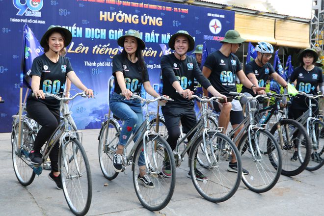 Giới trẻ hào hứng tham gia hoạt động hưởng ứng Giờ Trái đất