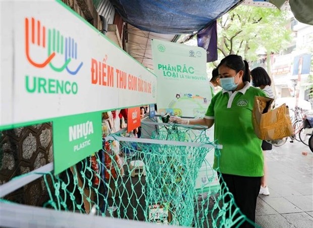 Phân loại rác tái chế tại một điểm đổi rác phường Cửa Đông, quận Hoàn Kiếm (Hà Nội).