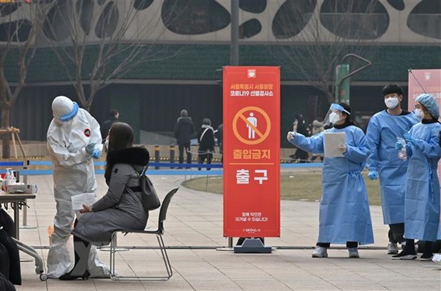 Nhân viên y tế lấy mẫu xét nghiệm COVID-19 cho người dân tại Seoul, Hàn Quốc ngày 23/12/2020.