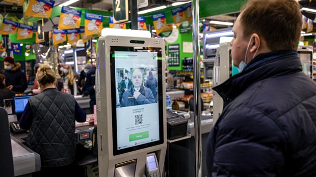 Hệ thống thanh toán nhận dạng khuôn mặt tại một siêu thị ở Nga.