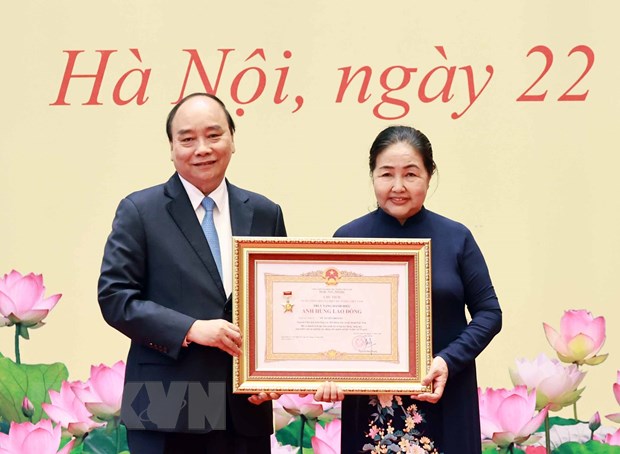 Chủ tịch nước Nguyễn Xuân Phúc trao tặng Danh hiệu Anh hùng lao động thời kỳ đổi mới cho đại diện gia đình cố Giáo sư, Viện sỹ Vũ Tuyên Hoàng.