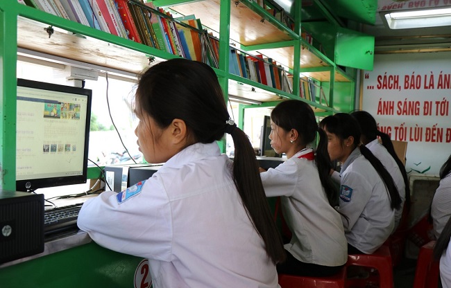 Thư viện lưu động tại tỉnh Sơn La giúp người dân vùng sâu, vùng xa có thể khai thác, tìm kiếm thông tin tại chỗ.