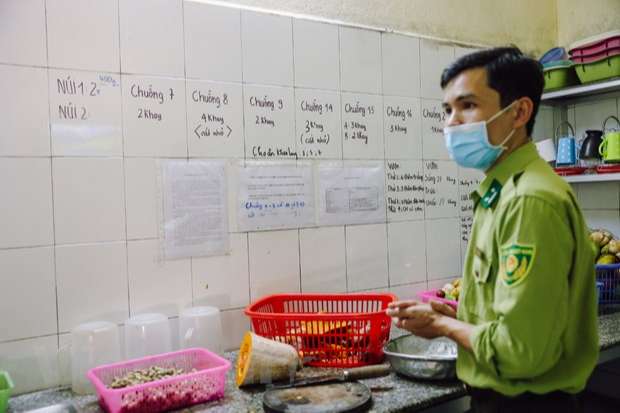Thực đơn hàng ngày của các bạn linh trưởng được các cán bộ Trung tâm cứu hộ thú linh trưởng nguy cấp Cúc Phương lên từ ngày đầu hàng tuần.