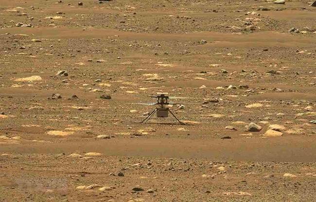 Thiết bị bay Ingenuity thực hiện chuyến bay đầu tiên trên Sao Hỏa, ngày 19/4/2021.