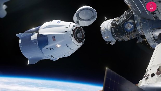 Tàu vũ trụ SpaceX Dragon lắp ghép với Trạm vũ trụ quốc tế ISS.