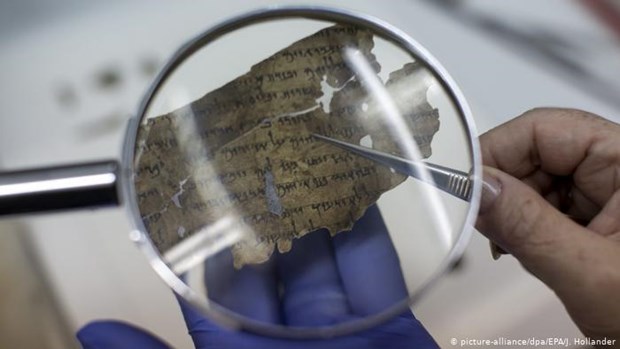 Israel phát hiện các mảnh vụn của cuộn Kinh thánh niên đại 2.000 năm