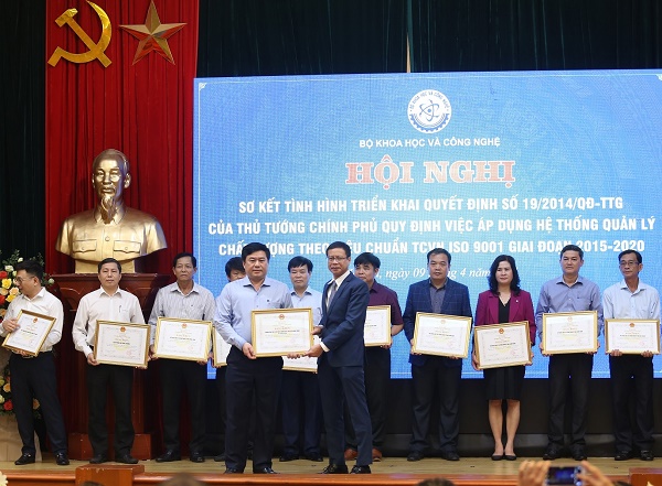 Lãnh đạo Bộ KH&CN tặng Bằng khen của Bộ trưởng Bộ KH&CN cho các tập thể có thành tích xuất sắc trong việc triển khai Quyết định số 19/2014/QĐ-TTg ngày 05/3/2014 của Thủ tướng Chính phủ.