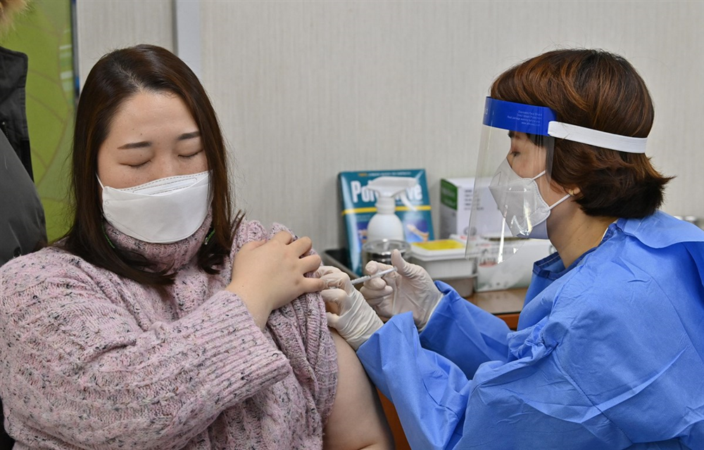 Một điểm tiêm chủng vaccine ngừa COVID-19 tại Seoul, Hàn Quốc, ngày 26/2/2021.