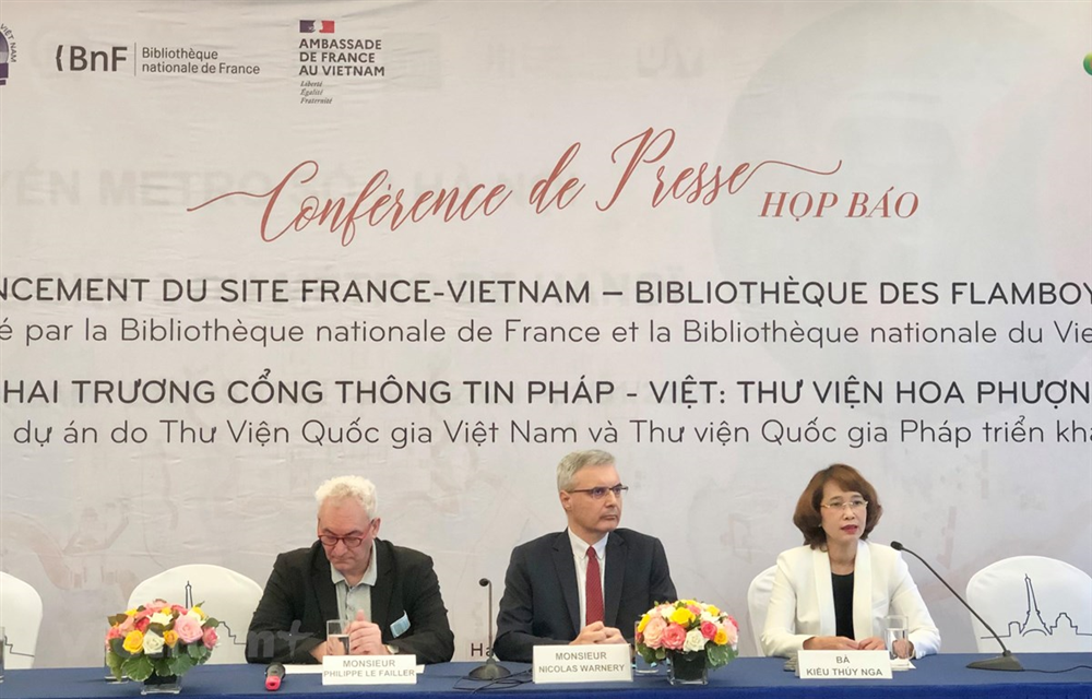 Đại sứ Pháp (giữa) chia sẻ về thư viện số trong buổi họp báo.