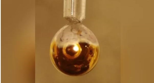 Các nhà khoa học Séc đã biến nước tinh khiết thành kim loại màu vàng.