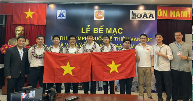 Đoàn học sinh Việt Nam giành 5 huy chương tại Kỳ thi Olympic IOAA 14