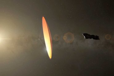 Đồ họa về 'Oumuamua dưới dạng một tảng băng hydrogen (hình trái), và một lightsail (hình phải).