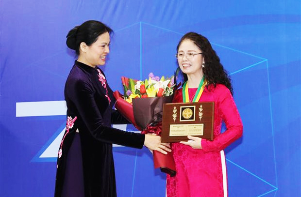 Bà Hà Thị Nga, Chủ tịch Hội Liên hiệp Phụ nữ Việt Nam, trao Giải thưởng Kovalevskaia năm 2020 cho Phó Giáo sư-Tiến sỹ Trương Thanh Hương, Giảng viên cao cấp Bộ môn Tim mạch, Đại học Y Hà Nội.