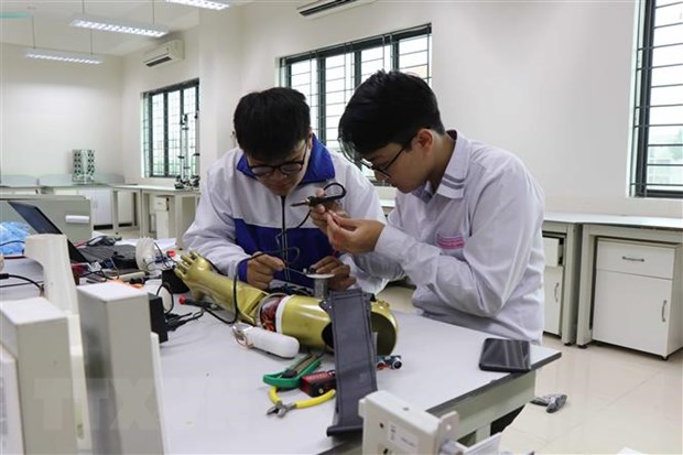 Cánh tay robot cho người khuyết tật - nối dài những ước mơ