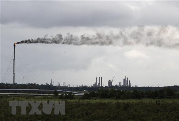 Khói phát thải ra từ một nhà máy lọc dầu gần Port Arthur, bang Texas, Mỹ.