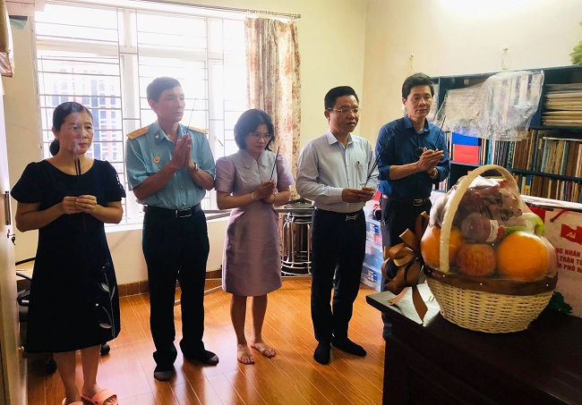 Đồng chí Trần Quang Tuấn - Bí thư Đảng ủy, Giám đốc Sở KH&CN cùng đoàn đến thăm, tặng quà và dâng hương tại gia đình thân nhân liệt sĩ.