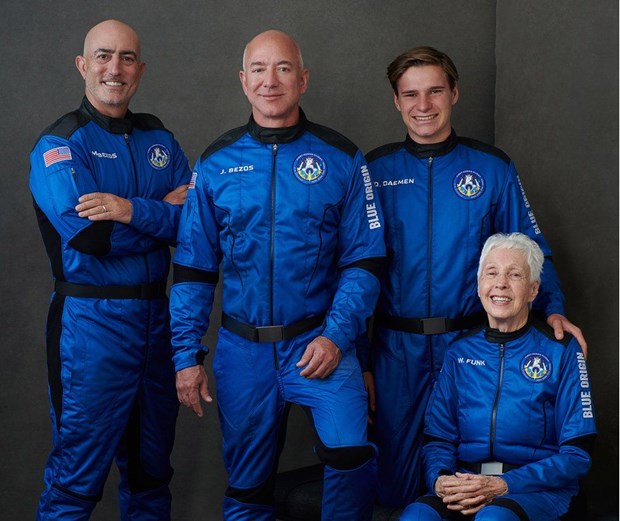 Tối 20/7 (theo giờ Việt Nam), tỷ phú người Mỹ Jeff Bezos cùng ba người khác đã bắt đầu chuyến bay vào không gian đầu tiên do Công ty hàng không vũ trụ Blue Origin thuộc sở hữu tỷ phú này thực hiện.