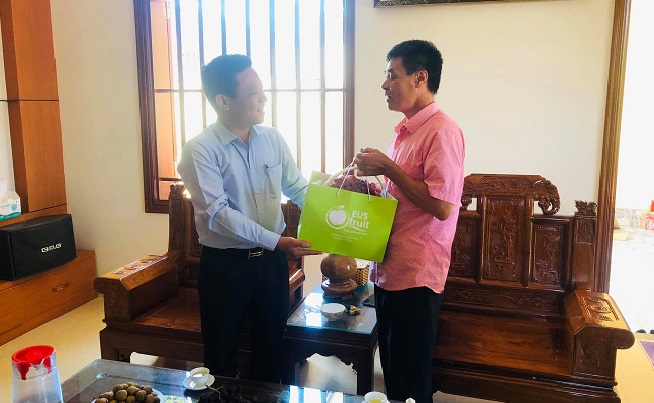 Đồng chí Trần Quang Tuấn - Bí thư Đảng ủy, Giám đốc Sở KH&CN tặng quà gia đình chính sách.