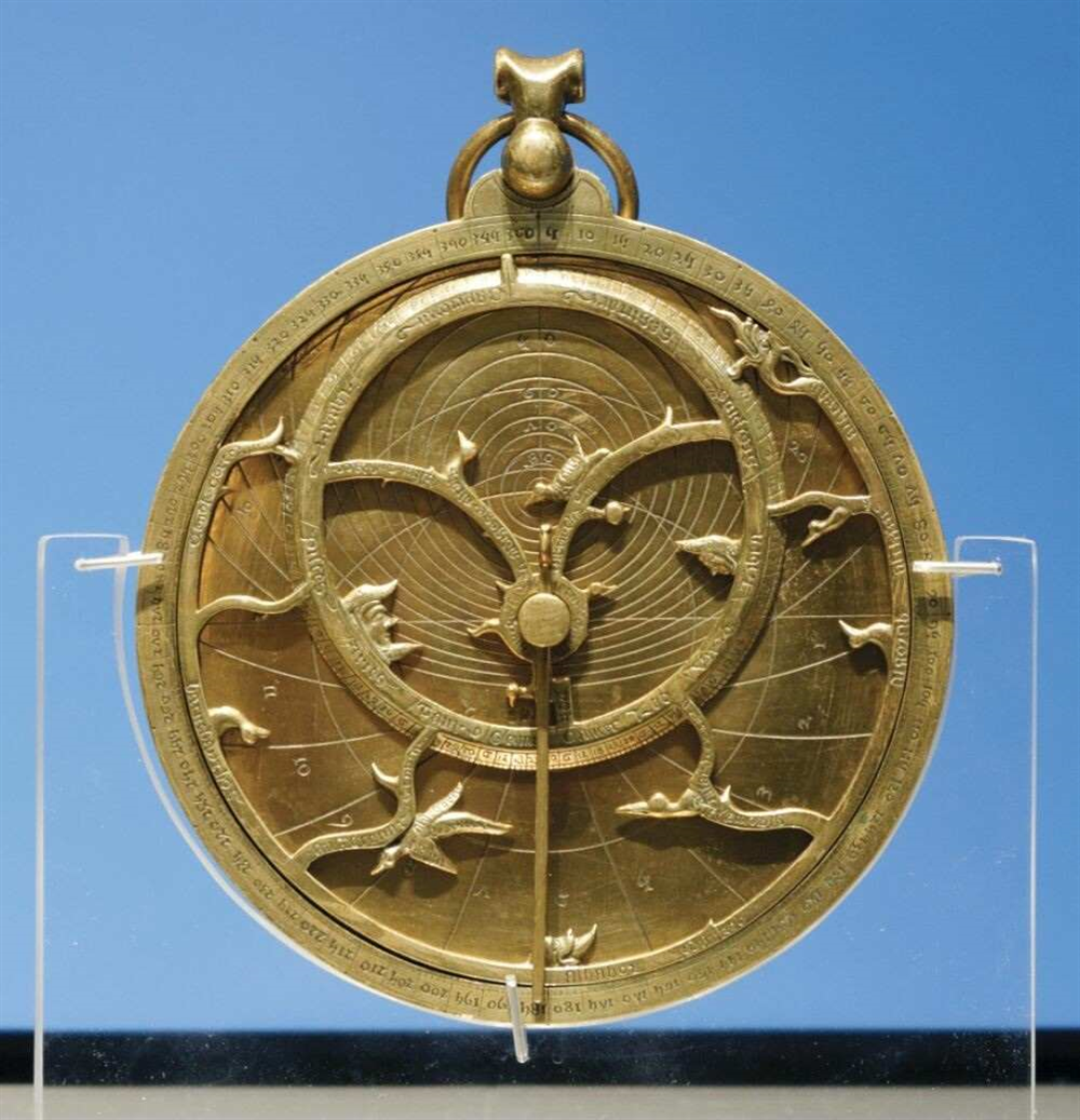 Hình 2: Một vật thể thiên văn Astrolabes của người Anh thế kỷ 14 dựa trên các mô hình Islamicate được đặt tại Bảo tàng Anh. Nó bao gồm bản đồ các ngôi sao và hành tinh được hiệu chỉnh theo vĩ độ đã chọn với các con trỏ đến các ngôi sao được đặt tên. 