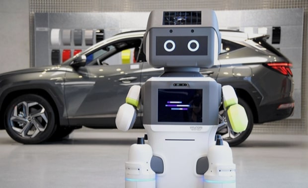 Robot DAL-e hướng dẫn khách tham quan tại showroom của Hyundai.
