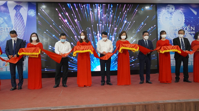 Khai mạc triển lãm "Chuyển đổi số trong sản xuất và kinh doanh"
