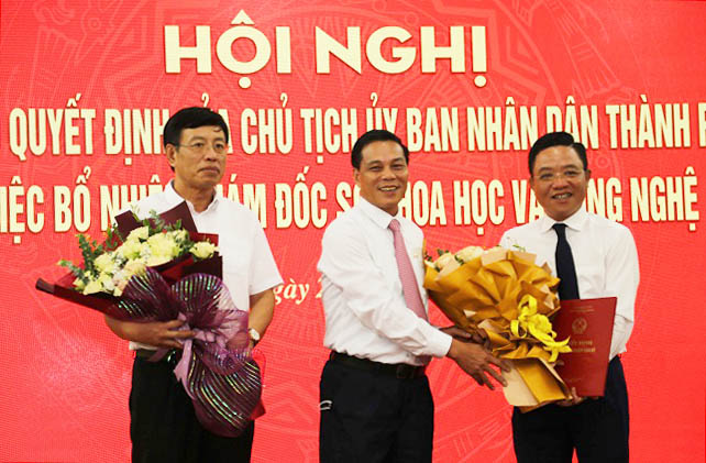 Chủ tịch UBND thành phố Nguyễn Văn Tùng trao Quyết định bổ nhiệm Giám đốc Sở KH&CN.