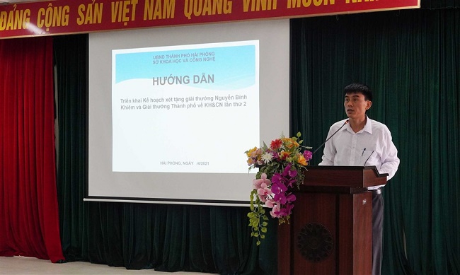 trien-khai-ke-hoach-xet-tang-giai-thuong Ông Tạ Hữu Thanh - Trưởng phòng Quản lý khoa học và công nghệ cơ sở trình bày kế hoạch tại hội nghị.