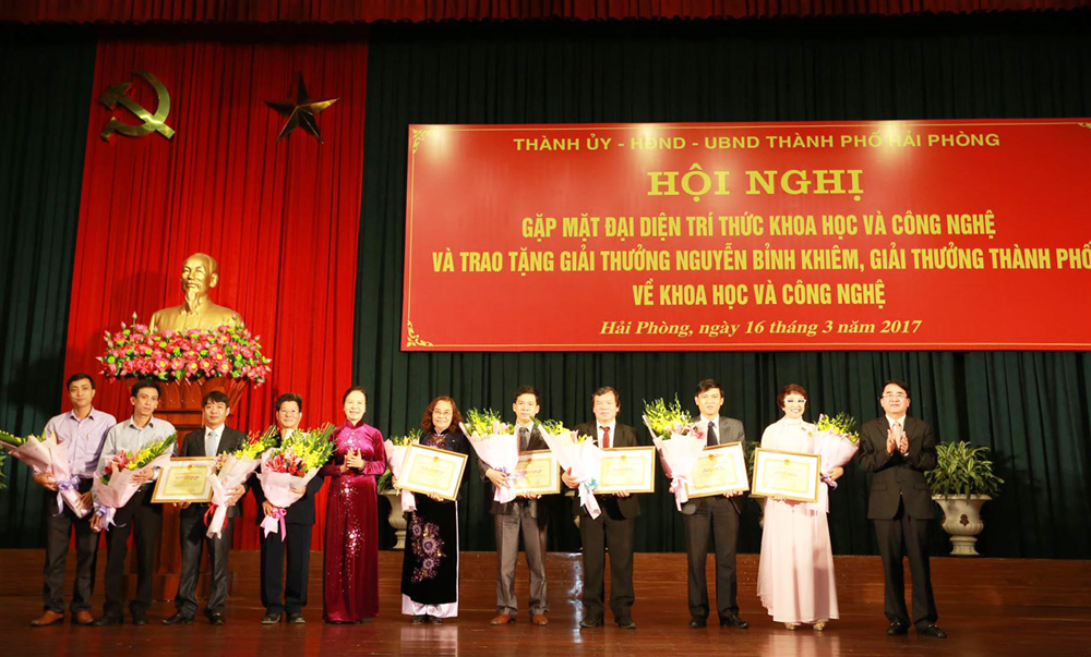 Hình ảnh tư liệu lễ trao tặng Giải thưởng lần thứ I năm 2016.