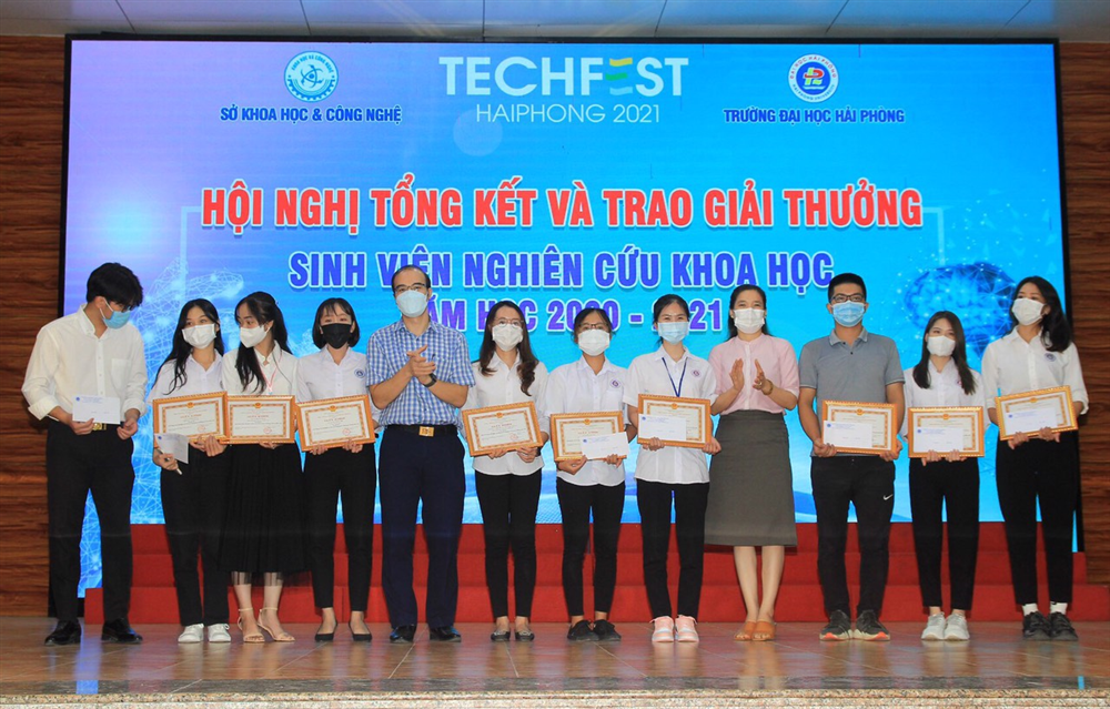 Tổng kết và trao giải thưởng sinh viên nghiên cứu khoa học năm học 2020-2021
