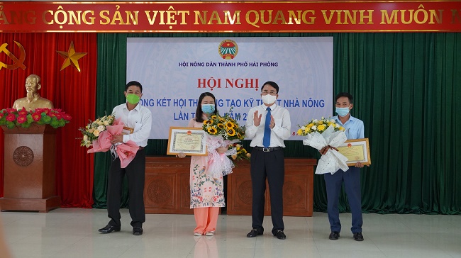 Phó Chủ tịch UBND thành phố Lê Khắc Nam trao giải và tặng bằng khen cho các tập thể và cá nhân đạt giải trong hội thi.